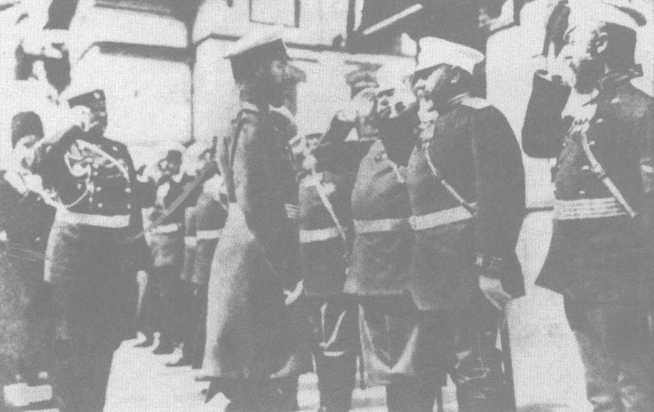 1904年至1905年，日本和俄国为争夺在中国东北的权益，在中国领土上进行了一场厮杀。图为沙皇尼古拉二世检阅开赴中国战场的俄国军队